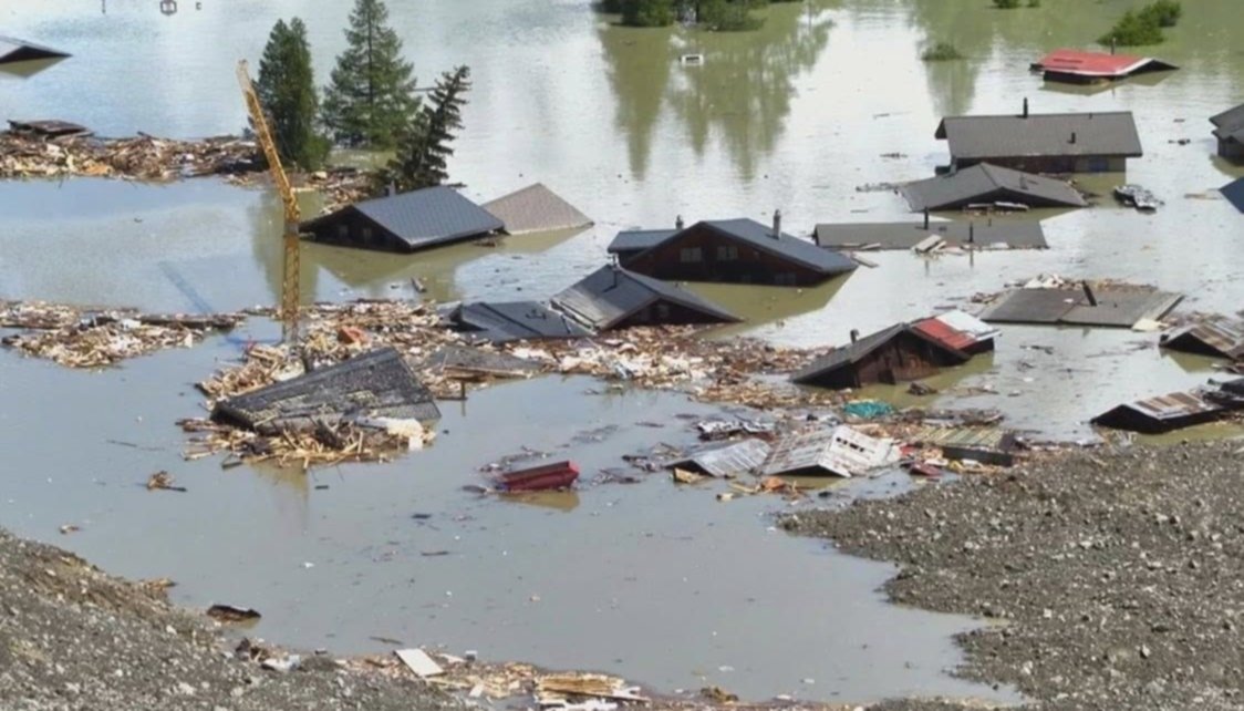 Colapsó un glaciar en Suiza y sepultó bajo hielo y rocas a un pueblo entero
